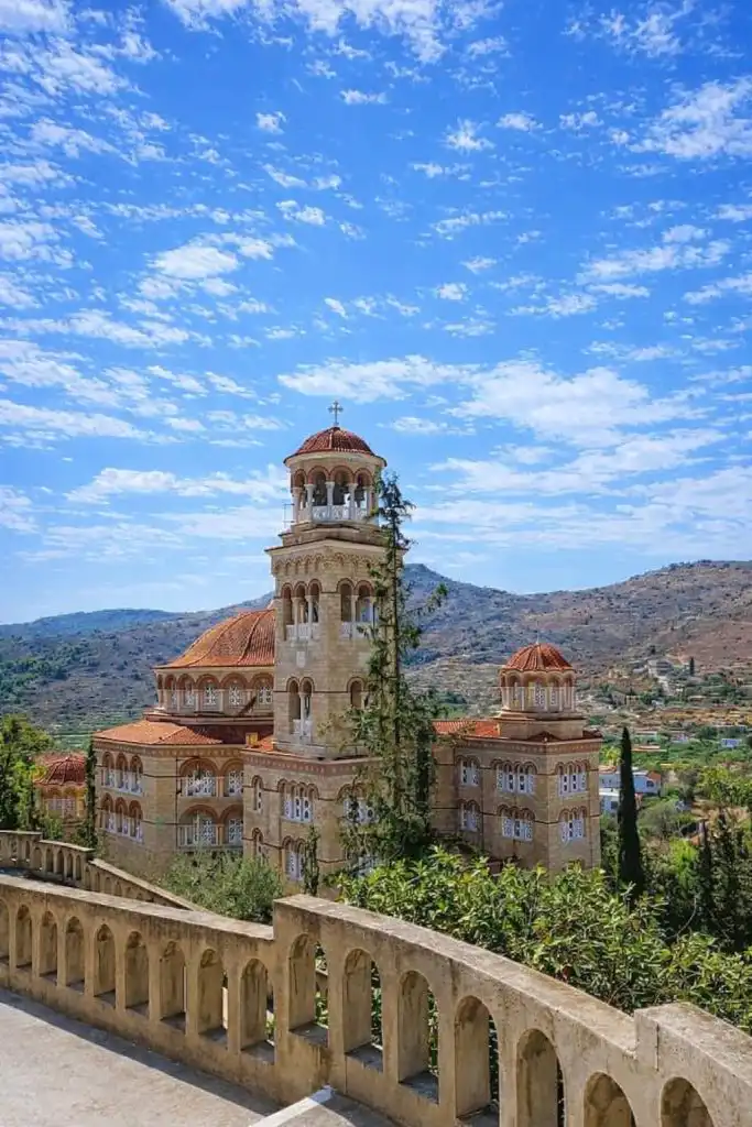 Παραδοσιακή ελληνική ορθόδοξη εκκλησία με καμπαναριό σε λόφο.