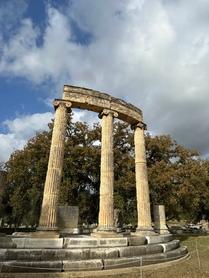 Η περίφημη Θόλος των Δελφών με τους αρχαίους κίονες.
