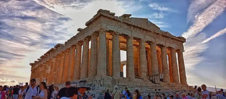 Ο επιβλητικός ναός του Παρθενώνα στην Ακρόπολη της Αθήνας.