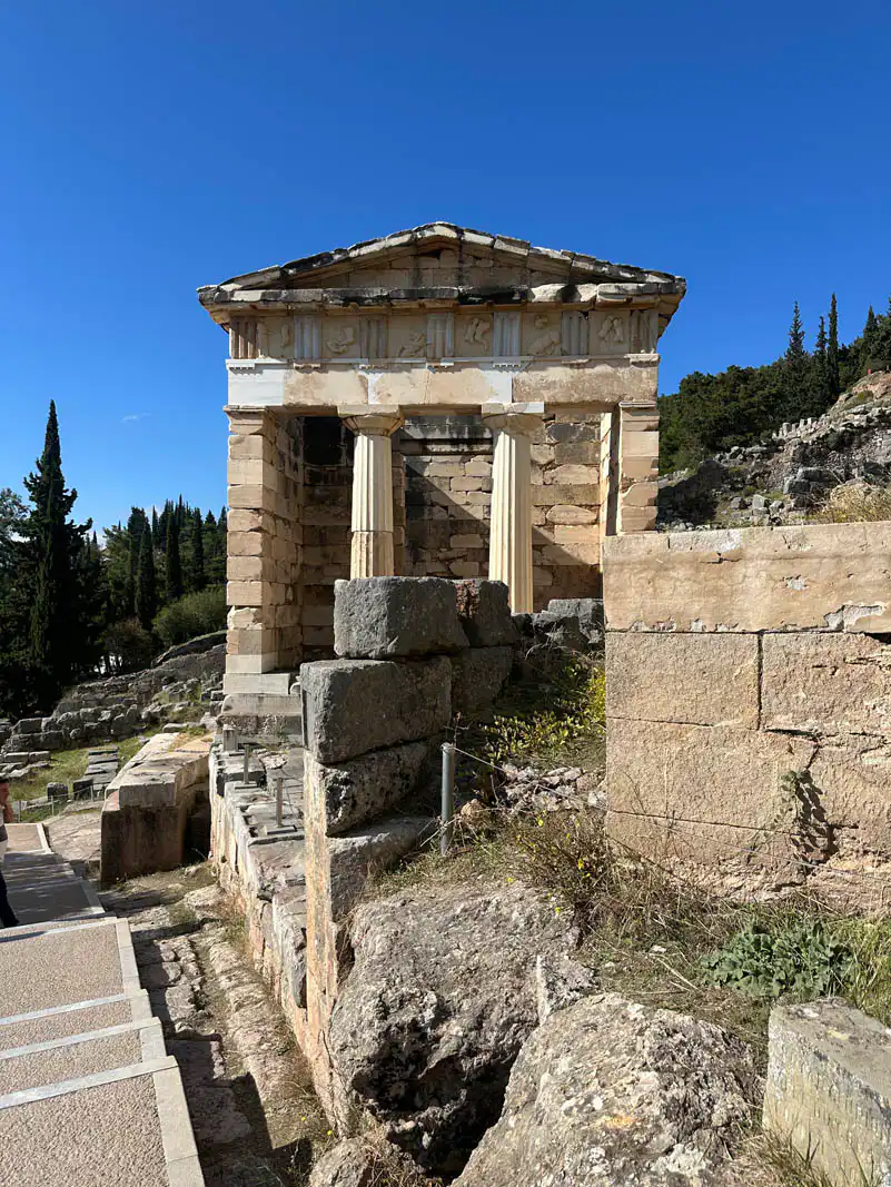 Το αρχαίο Θησαυροφυλάκιο των Αθηναίων στον αρχαιολογικό χώρο των Δελφών.