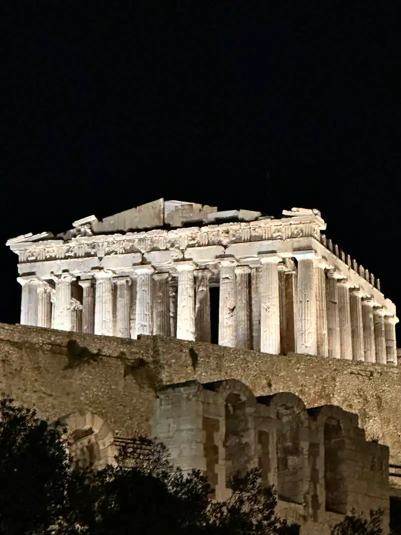 Ο Παρθενώνας φωταγωγημένος με χρυσό φως κατά τη διάρκεια της νύχτας.