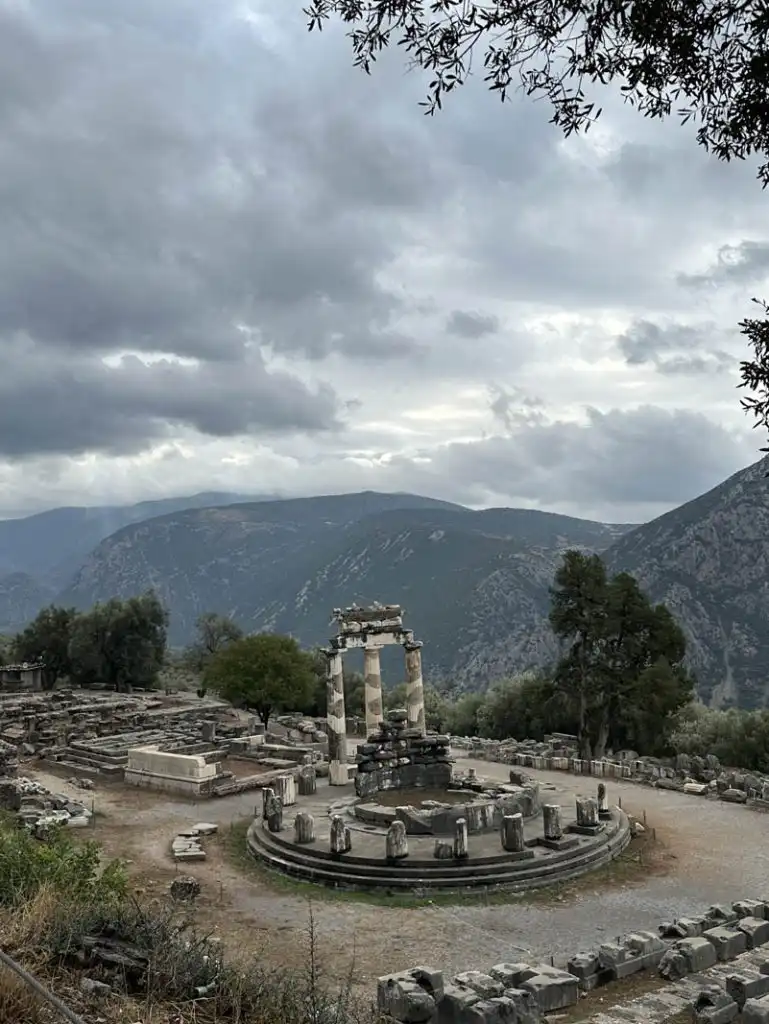Αρχαιολογικός χώρος των Δελφών κάτω από συννεφιασμένο ουρανό.