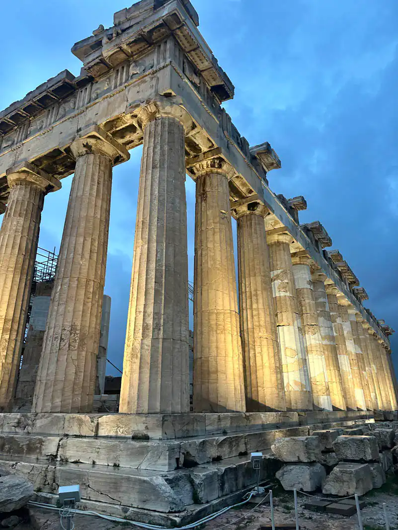 Κοντινό πλάνο των εντυπωσιακών κιόνων του Παρθενώνα στην Ακρόπολη.