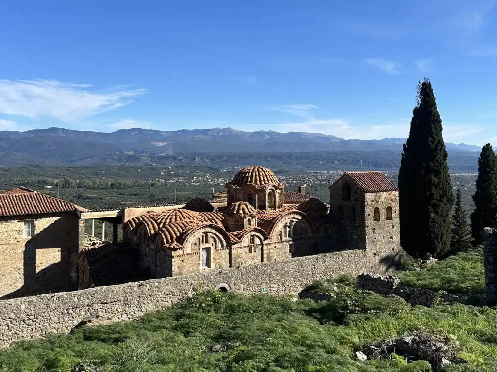 Ιστορικός βυζαντινός ναός στον αρχαιολογικό χώρο του Μυστρά.