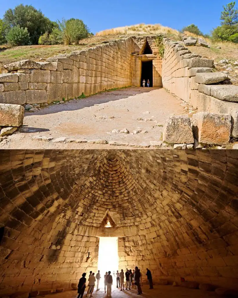 Η εντυπωσιακή είσοδος του Θολωτού Τάφου του Ατρέα στις Μυκήνες.